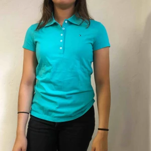  - En fin grön pike från Tommy hilfiger i bra skick, frakt ingår 