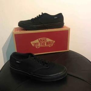 - All black Vans Använda fåtal gånger, Bra skick. storlek 38, Originalkartog medföljes 