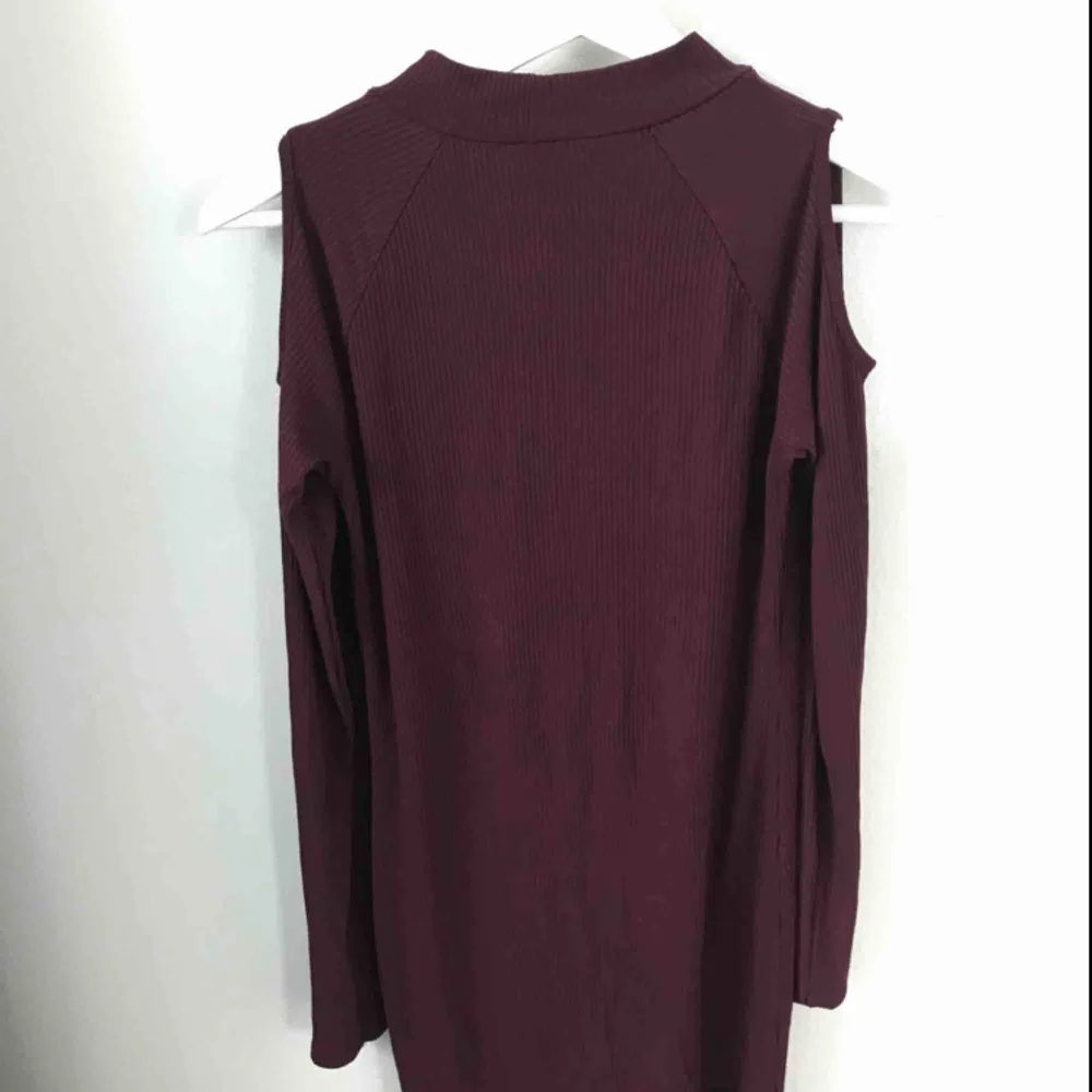 Vinröd ribbad klänning från Gina tricot, endast andvänd en gång. Köparen står för frakt 🥰. Klänningar.
