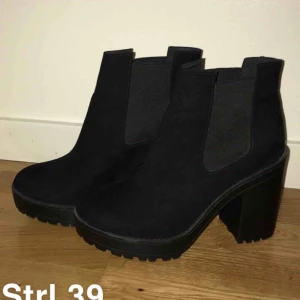  - Oanvända. Köpta på H&M för nästan två år sedan. Sköna att stå i. Svarta. Klacken är ca 5x5.   Kan mötas upp i Stockholm. Kan även frakta men det står köparen för (59kr). 