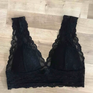  - Svart spetsbralette med breda axelband. Använd fåtal gånger! Finns att hämta i Lund annars står köparen för tillkommande frakt! 
