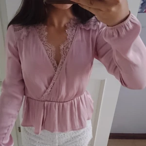  - En fin spets blus med silkes aktigt material. Funkar på XXS och XS storlekar. Men säljs för att den är för liten på mig. 