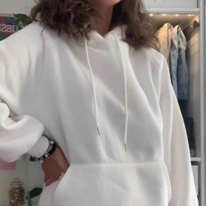  - Asmysig vit hoodie, aldrig använd då jag råkade beställa 2 lika dana🤷‍♀️💞 