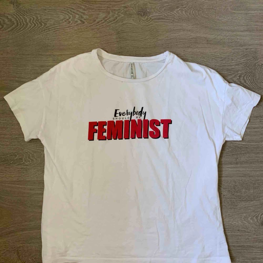 ”Everyone should be a feminist” T-shirt från Stradivarius! Passar mig som vanligtvis har XS/S. Frakt inräknat i priset, tar endast Swish :). T-shirts.