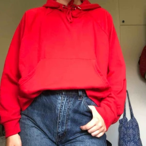  - Röd hoodie från Monki, storlek M. Köpt secondhand, men i fint skick. Frakt tillkommer! ❤️🍎🍒🌶❣️