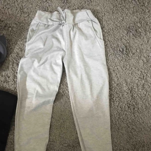  - Sköna mjukisbyxor från madlady! Säljes pgr av att det är föra stora för mig, använda en gång. Superskönt material!