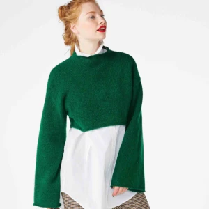  - Underbar grön croppad tjocktröja från monki! Vida långa ärmar. Bra skick och passar nog upp till storlek M ungefär. Färg är som på första bilden och pris kan diskuteras