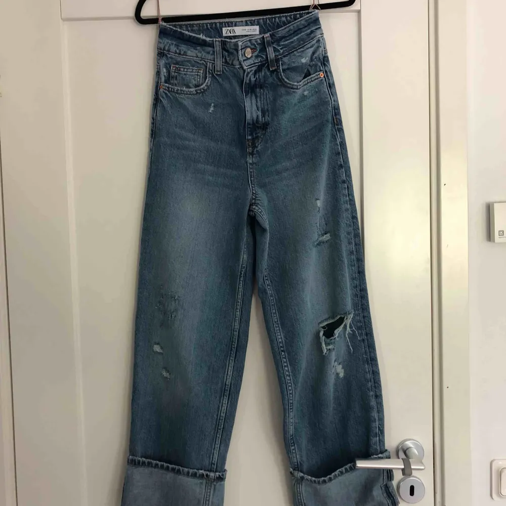 Helt nya jeans från zara i en rak skitsnygg modell. Sitter sååå fint på, men har tyvärr inte kommit till användning. Var relativt dyra i inköp🥰. Jeans & Byxor.