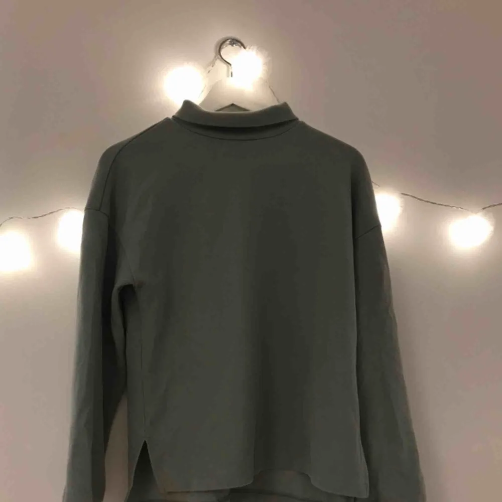 En grön långärmad tröja med polo från Ginatricot 💫 köparen står för frakt eller så kan jag mötas upp i Växjö 💫. Tröjor & Koftor.