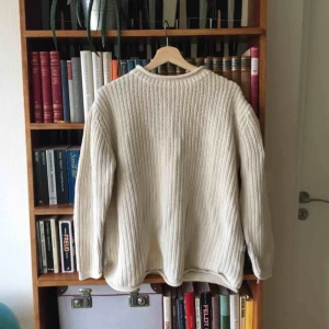  - Härlig oversized vaniljvit stickad tröja från rabalder! Står storlek S, men kan passa allt upp till L. Fint skick, pris kan diskuteras
