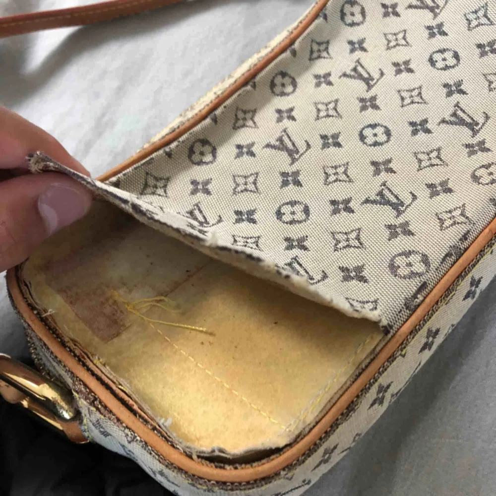 Vintage Louis Vuitton Väska! Väskan är skick 5/10. Tyget har släppt på ena sidan men går nog att fixa hos en skomakare för cirka 200kr.   Väskan är givetvis äkta  Fraktar / möts upp i Falun . Väskor.