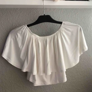  - Helt ny off-sholder tröja, endast testad.