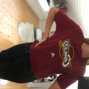  - Storlek M men passar både S och L.  En kortare modell av t-shirt. Gratis frakt!💞