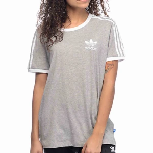  - Slutsåld Adidas t-shirt Köparen står för ev. Frakt och betalning sker via swish!