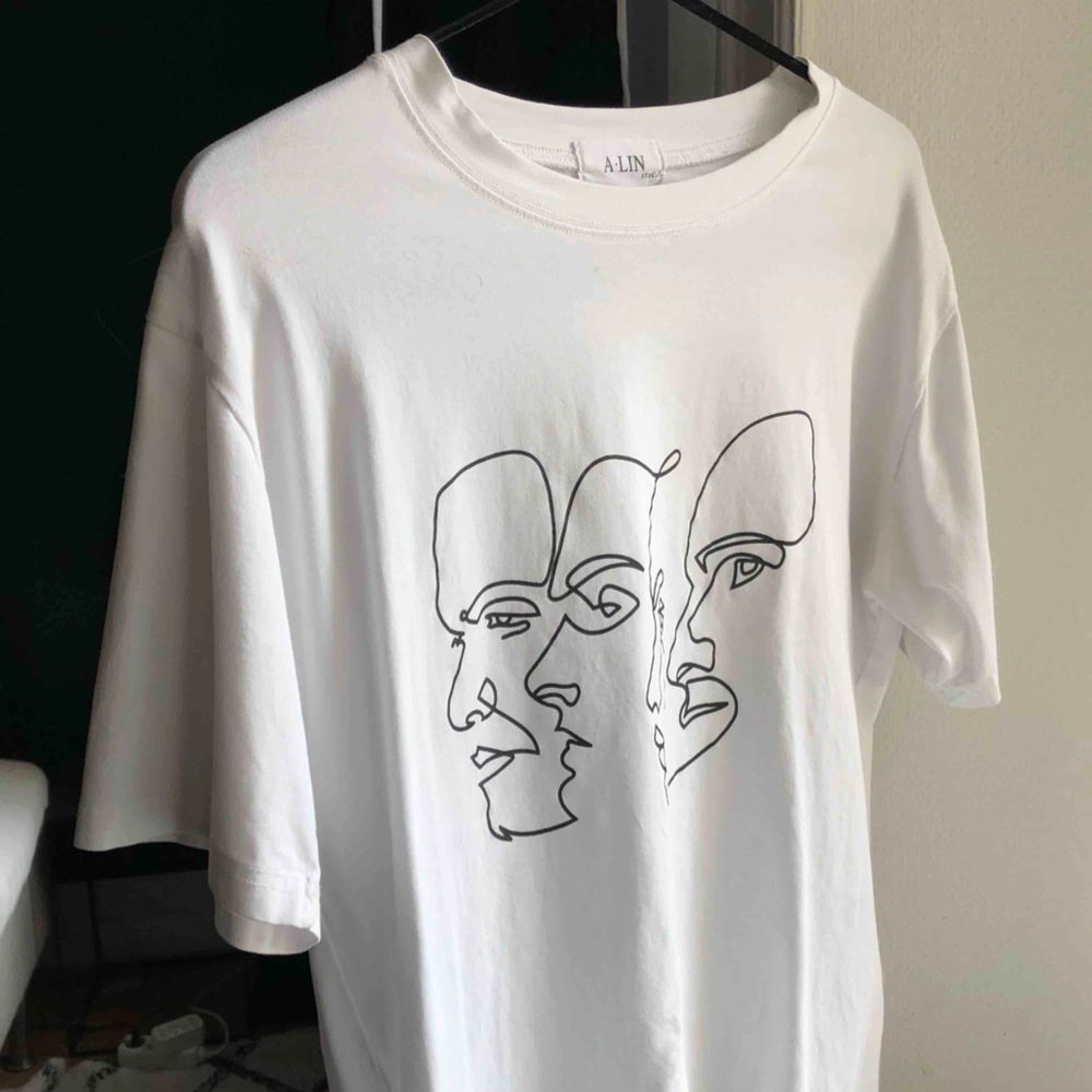 Super skönt vit T-shirt med ansiktsdetaljer! Knappt använd! Som ny!  Passar både S och M!  Köpt för: 700kr Mitt pris: 300kr   #ansikten . T-shirts.