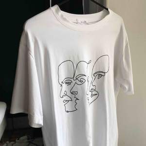 Super skönt vit T-shirt med ansiktsdetaljer! Knappt använd! Som ny!  Passar både S och M!  Köpt för: 700kr Mitt pris: 300kr   #ansikten 