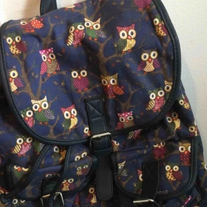  - En otroligt söt (och ALDRIG använd) Uggla-ryggsäck med en form av vintage model. Många rymliga fickor och banden går att anpassa efter sig själv. Betalning sker via swish och eventuell frakt står köparen för! 