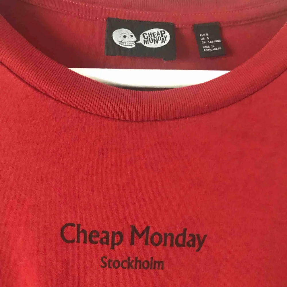 Vinröd t-shirt från cheap monday. Aldrig använd. 20kr + frakt. Kan mötas upp i tranåsområdet och i Sthlm.. T-shirts.