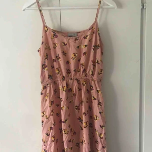  - Klänning från asos. 30kr + frakt. Kan mötas upp i tranåsområdet och i Sthlm. 