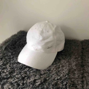  - Vit Nike keps i bra skick. Köpare står för frakt!!🌺