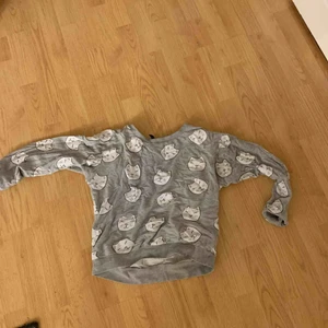  - En gullig katt sweatshirt, säljs för 40 kr + eventuell frakt