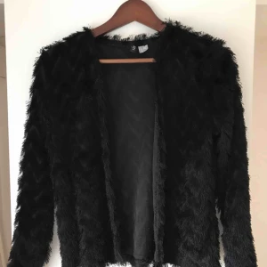  - Kofta från H&M Divided, är i storlek XS men passar även S.  100% Polyester. ✨Köp 3, betala för 2✨