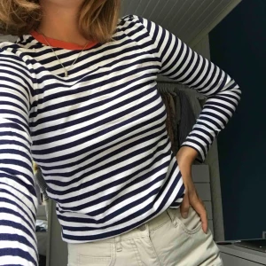  - Randig långärmad från &Other Stories. Köpren står för frakten🌸