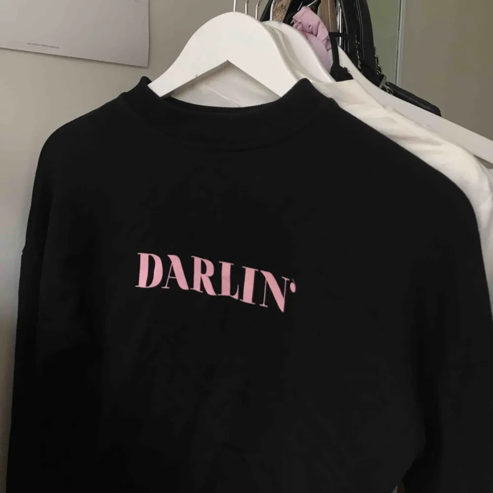 Sweatshirt ifrån NA-KD med tryck DARLIN’  Superskönt och passar också både XS och S. Köpare står för frakt💕. Tröjor & Koftor.
