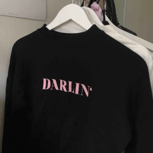  - Sweatshirt ifrån NA-KD med tryck DARLIN’  Superskönt och passar också både XS och S. Köpare står för frakt💕