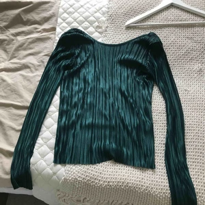  - Blus från Nelly trend. Djup i ryggen. Smaragd grön. 