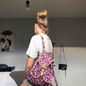  - Super söt mini-tyg-ryggsäck från Accessorize! Rymlig med ett litet fack på insidan + två på utsidan.