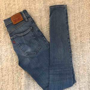 Ett par skinny-jeans från Levis och dom är som helt nya i skicket! Jag kan mötas upp i Lund-området eller så fraktas plagget men då står köparen för frakten (30kr)🦋