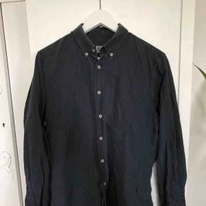  - Favoritskjorta, tyvärr vuxit ur den. Superbekvämt material, snygg svart/mörkgrå färg. 