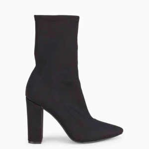  - Skor från Nelly, aldrig använda. Storlek 39.  Stretchigt material, 10,5 i klackhöjd. 