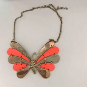  - Mycket fint och speciellt halsband som jag köpte i Grekland förra året. Tyvärr har jag inget att ha på mig det med men du kanske har? Mycket unik! 70 inkl frakt