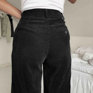  - As balla & trendiga svarta manchester byxor ifrån monki, sitter super snyggt om höfter & rumpa! Nyskick! Raka och slutar vid lite ovanför anklarna på mig som är 167 cm! Ficka på ena sidan men knapp detalj! Säljs pga ej kommit till användning! 