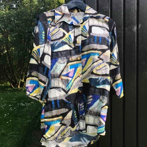  - Sjorta med retrokänsla och helt UNDERBART silkigt 80-talstyg. Inköpt i vintagebutik. Knappt använd pga för liten. Trekvartsärm. Ganska lång, men går att klippas av, knytas i midjan. Frakt inkluderad (inom Sverige). 