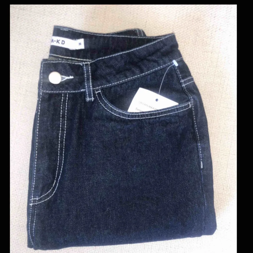 Ett par fina byxor som ser ut som arbetar byxor. De är i nyskick från nakd och är högmidjade.. Jeans & Byxor.