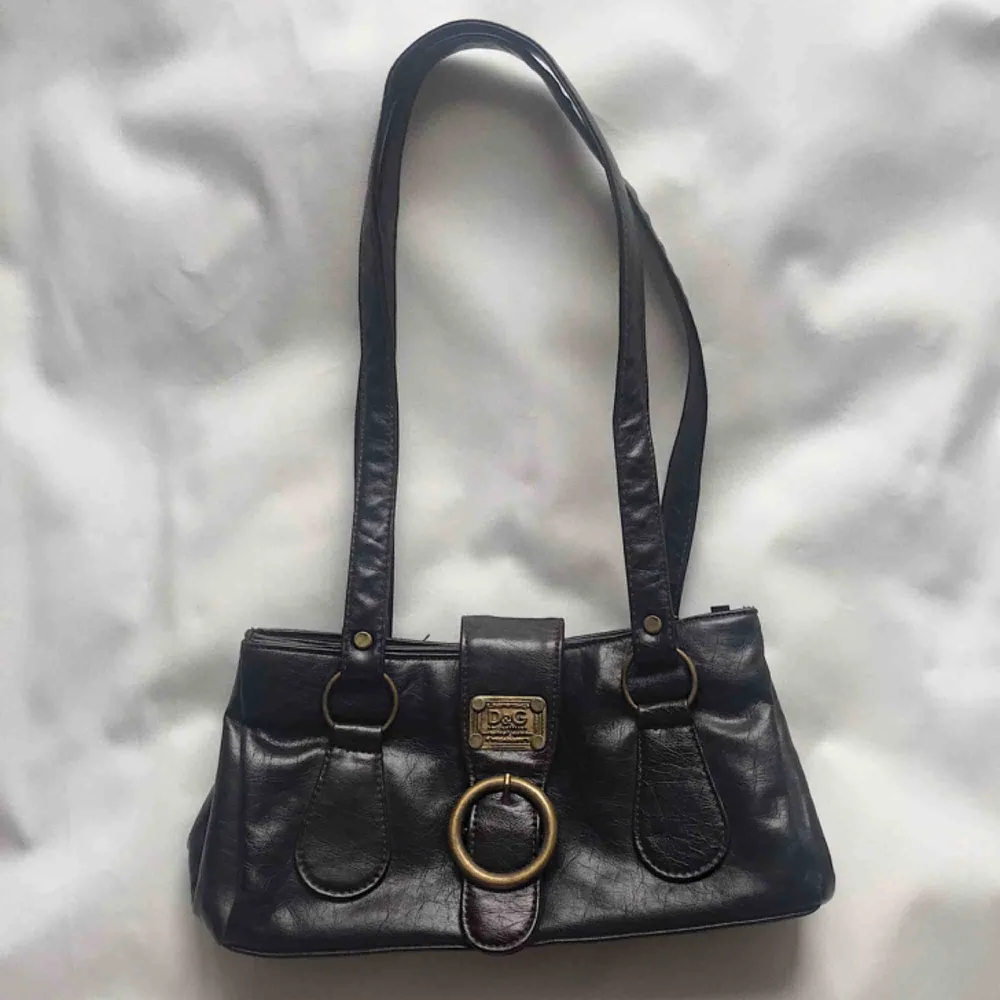 Mörkbrun Dolce & Gabbana väska ✨ Frakt 35kr. Väskor.