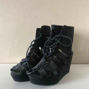  - Asbekväma platåklackar, använda några gånger, bla. på min bal i nian! Står numera bara och samlar damm, de är värda mer. Frakt tillkommer!👠✨