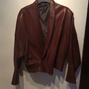 Fin vintage jacka i läderimitation. Superfin brun färg  - Fin vintage jacka i läderimitation. Superfin brun färg 