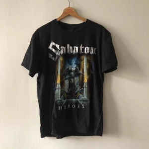  - Sabaton - Heroes - turnétröja från 2014 - Kan hämtas i Uppsala eller skickas mot fraktkostnad. 