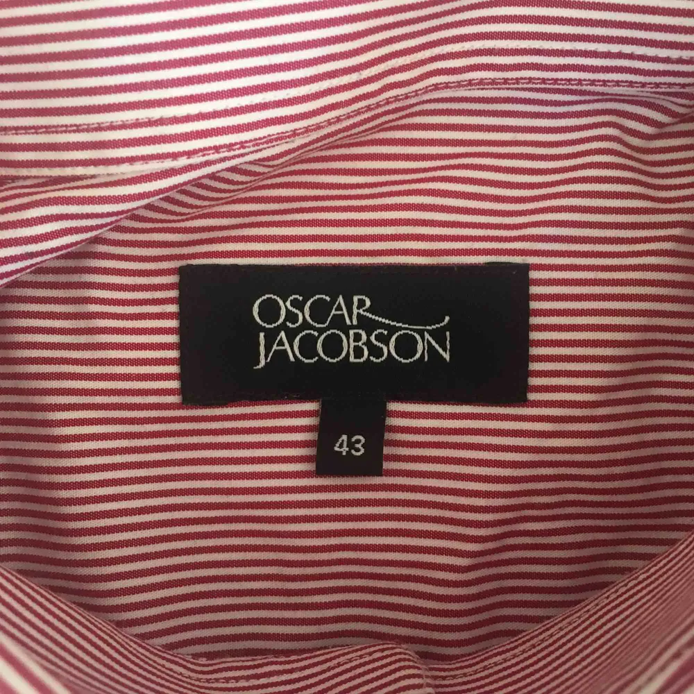 Randig skjorta från Oscar Jacobson i storlek 43 (XL). Skjortor.