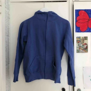 - Blå mysig munktröja som tyvärr saknar snören i luvan 