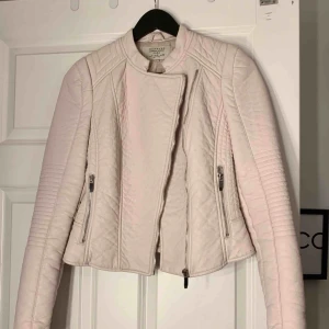  - Använd fåtal gånger. Därmed fint skick. Dock sönder på ett ställe i fodret. Om det ser ut som att jackan skiftar i starkare rosa färg så stämmer det ej, bildkvalitén blir konstig när den laddas upp. Den är helt ljusrosa utan missfärgningar. 