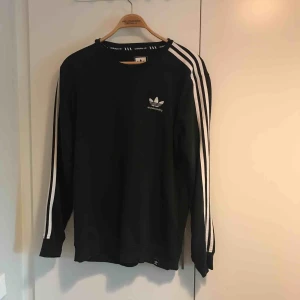  - Skön tröja från Adidas Skateboarding i mycket bra skick. Storlek M. Finns i Stockholm alternativt postar, köpte står för frakt.