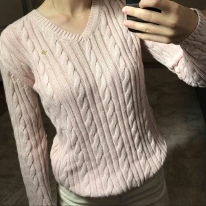  - Ord pris:1399:-  Ljusrosa kabelstickad tröja från Morris  Meddela vid intresse av fler bilder eller ang pris!  Kram! 