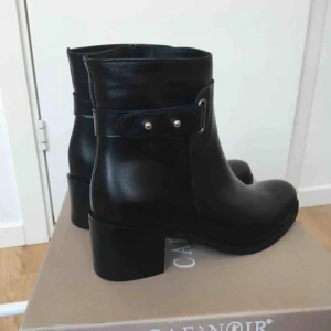  - Säljer ett par klassiska, snygga skinnskor från CaféNoir (made in Italy) strl 36. Aldrig använda!  Sjukt bekväma 💗

 Perfekta till ett par jeans eller annat, passar med ALLT 😍
 Klackhöjd ca 4 cm. 
 Nypris: 2100 kr
 
 