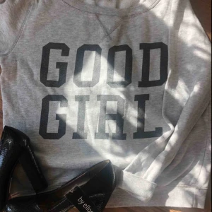  - Grå tjocktröja med tryck bak&fram.  4Okr, köpare står för frakt Skor från Ellos oanvända storlek 36. 5Okr. Köpare står för frakt.