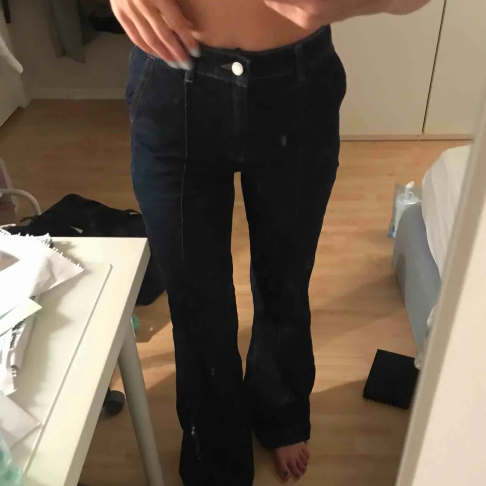 Mango jeans nästan aldrig använda, utsvängd modell. Jag är 173 lång. Frakt 64kr. Jeans & Byxor.